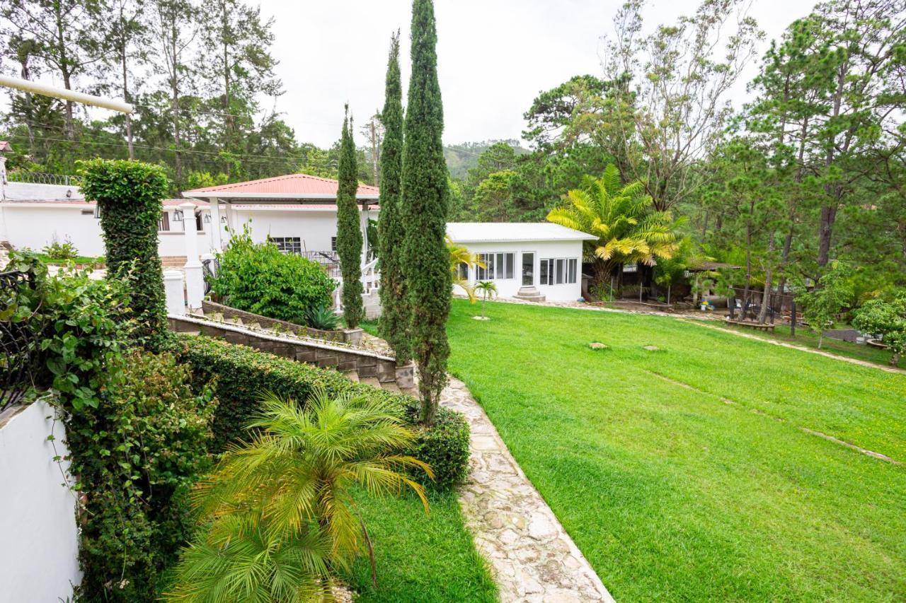 Hotel Cocoview, Bar & Restaurante Valle de Angeles Bagian luar foto