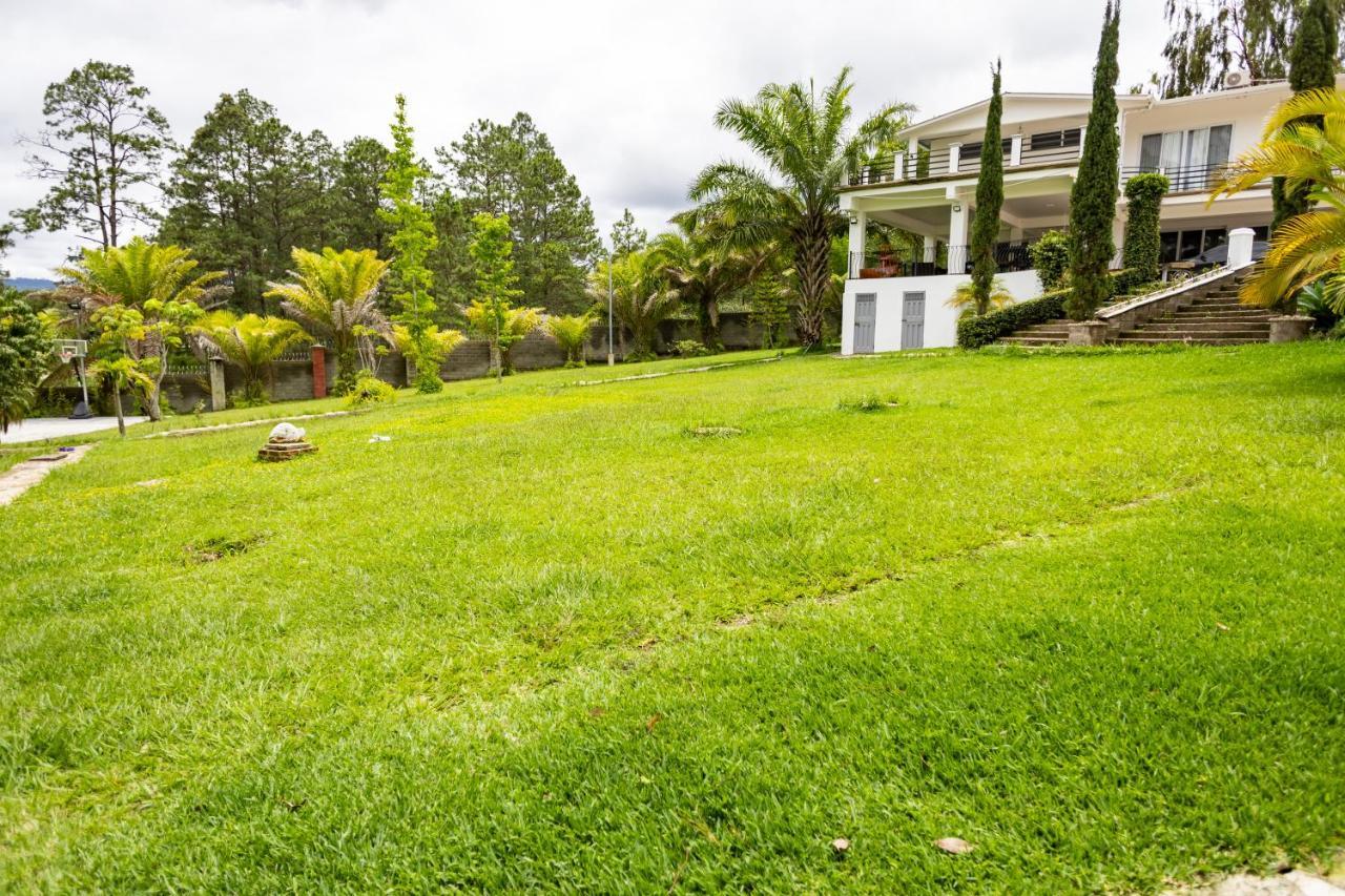 Hotel Cocoview, Bar & Restaurante Valle de Angeles Bagian luar foto