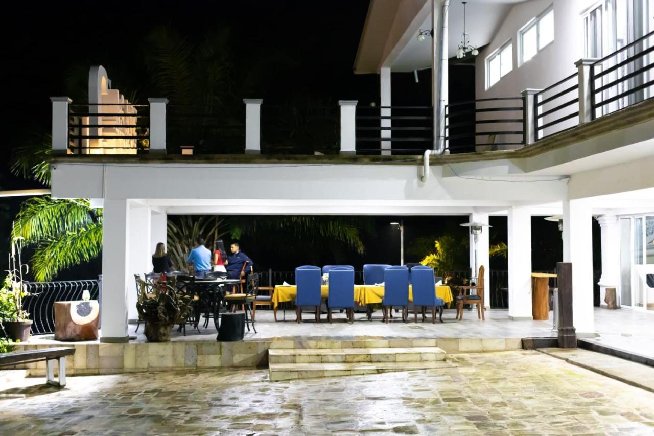 Hotel Cocoview, Bar & Restaurante Valle de Angeles Bagian luar foto
